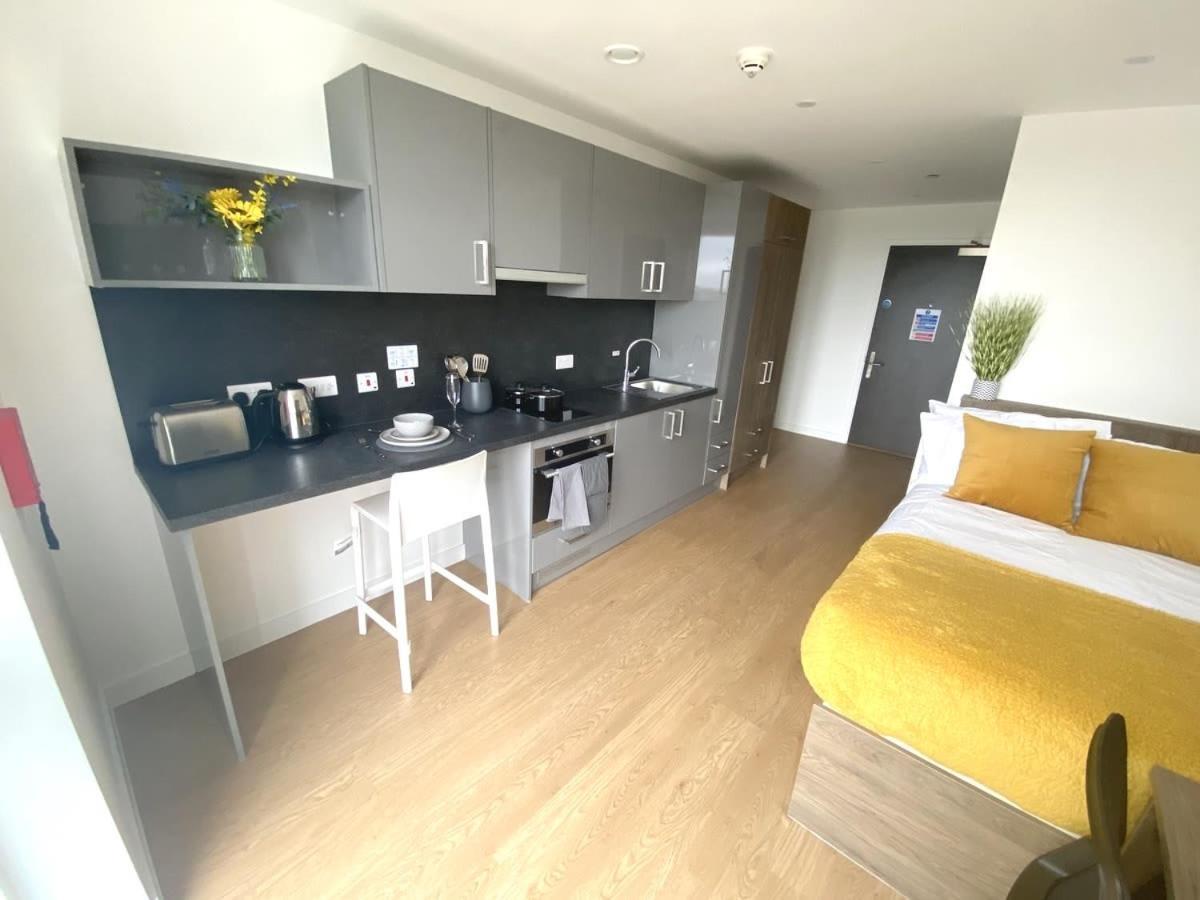For Students Only The Oaks In Coventry Apartment Exterior foto